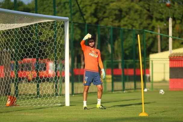 Terceiro goleiro do Sport, Luiz Carlos terminou o ano de 2015 sem ter recebido uma oportunidade sequer de atuar. Mesmo assim, o atleta de 27 anos teve o seu contrato renovado at o fim da temporada 2016.