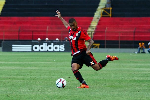 A misso de Christiano no Sport no deve ser fcil. O lateral esquerdo veio do Vasco para disputar a posio com  Ren, titular absoluto do Leo em 2015, sendo o segundo jogador que mais atuou no ano, sendo titular em 58 partidas.  