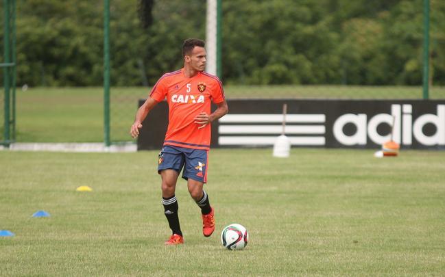 Ren  titular absoluto do Sport na lateral esquerda e recebeu vrias propostas para deixar a Ilha do Retiro em 2016, mas preferiu ficar no Sport 