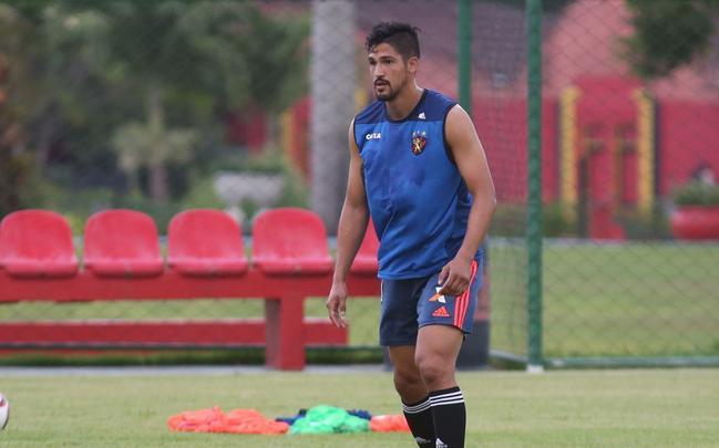 O centroavante Tlio de Melo, de 30 anos e 1,93m,  passou dez anos jogando fora do pas. Foi duas vezes campeo nacional na Frana (Campeonato Francs e Copa da Frana), ambos pelo Lille. Ainda passou por clubes como Palermo (Itlia) e Valladolid (Espanha) antes de chegar este ano  Chapecoense.