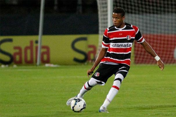 Aps um ano emprestado ao Boa Esporte, o polivalente Everton Sena voltou ao Arruda e pode atuar na zaga ou na cabea de rea. Porm, no deve brigar por vaga de titular no Arruda. 