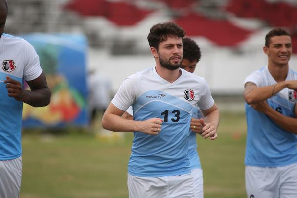O Joo Paulo  a 'cabea pensante' do Santa Cruz. Ora meia, ora volante, o jogador ganhou papel fundamental no esquema do tcnico Marcelo Martelotte. Antes de ter sido destaque na Srie B passada, foi eleito melhor jogador do Campeonato Pernambucano de 2015.