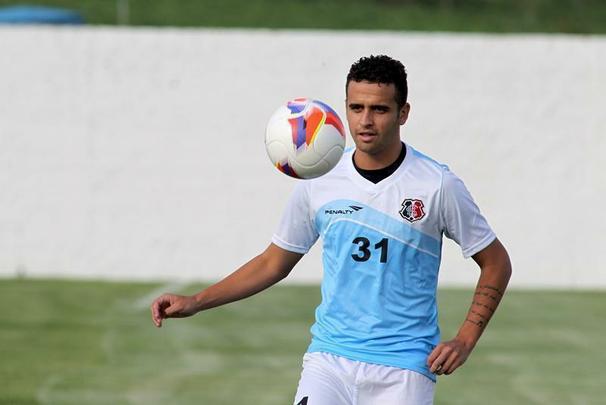 Aps participao na ltima Copa So Paulo de Juniores pelo sub-20 do Santa Cruz, o volante  Lucas Gomes foi promovido  equipe profissional para jogar esta temporada.