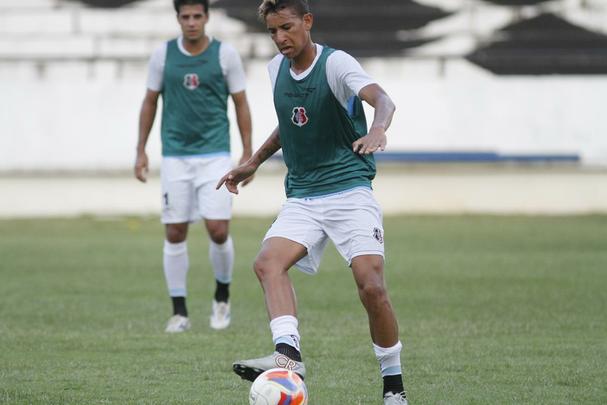 Meia ou segundo volante, Marclio foi integrado  equipe profissional em 2015 para um jogo, especificamente. Foi titular na derrota por 3 a 2 diante do Paran, em Curitiba, pela Srie B, e chegou a fazer um gol. Depois, no jogou mais.