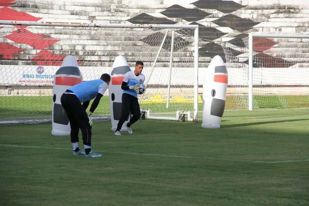 Formado na base do Santa Cruz, Miller tem apenas 19 anos e  natural de Arcoverde. Subiu h pouco tempo para a equipe principal e completa o grupo de quatro goleiros do Santa Cruz. 
