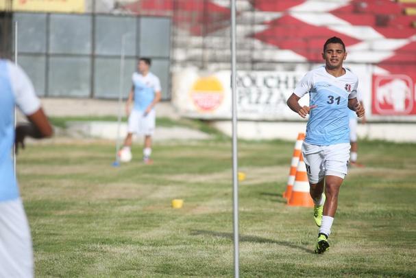 Nininho foi formado na base do clube, mas no seguir no elenco do clube. O lateral direito nem est treinando com o elenco e ser emprestado. 