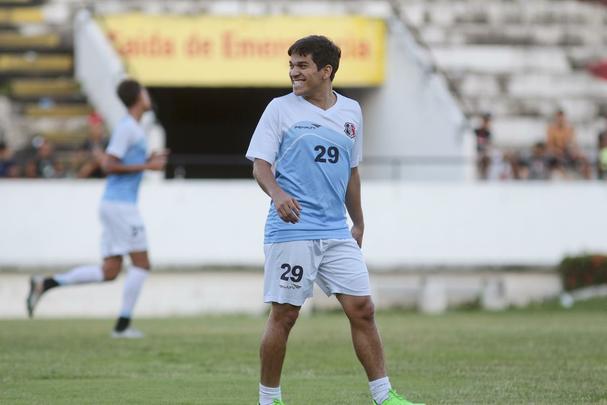 No Arruda desde os tempos de Srie D, Renatinho seguiu no Santa Cruz e pode disputar uma Srie A pela primeira vez. Homem de confiana de Martelotte, pode exercer diversas funes no campo: lateral esquerdo, volante, meia e at ponta.