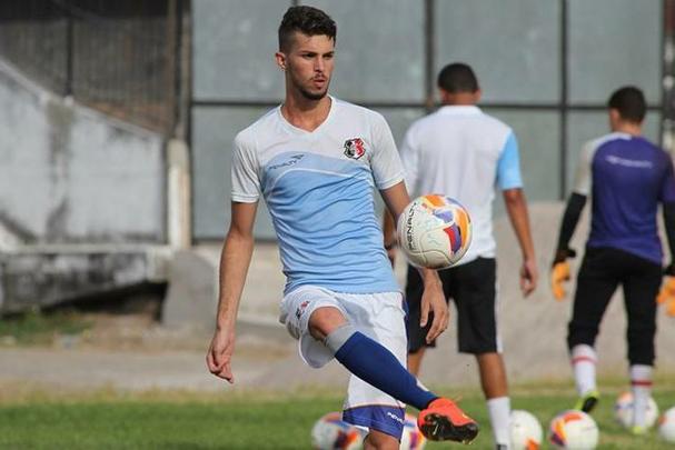 Desde o ano passado entre os profissionais, o prata da casa Walter Guimares ainda no recebeu uma oportunidade sequer no time e, em princpio, inicia a nova temporada tambm s para compor o grupo.  