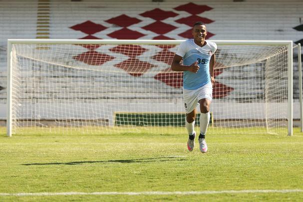 Revelado no clube Welligton Czar foi titular absoluto da cabea de rea do Santa Cruz na campanha do acesso  Primeira Diviso, no ano passado.  um dos poucos primeiros volantes do time, que s conta com ele e o tambm prata da casa Lucas Gomes para a posio.