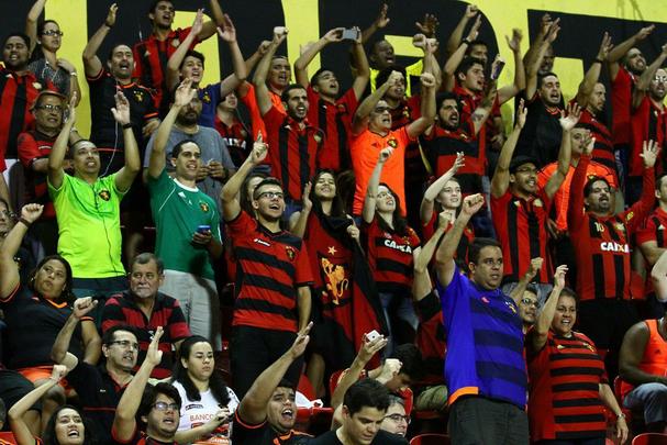 A torcida leonina tentou incentivar o time com o tradicional 'Caz Caz' no incio da partida