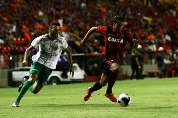 Everton Felipe foi um dos mais esforados em campo no primeiro tempo