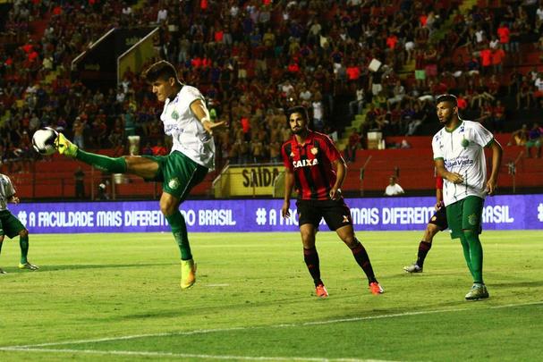 Tlio de Melo jogou isolado e a distncia dos pontas prejudicou o atacante leonino