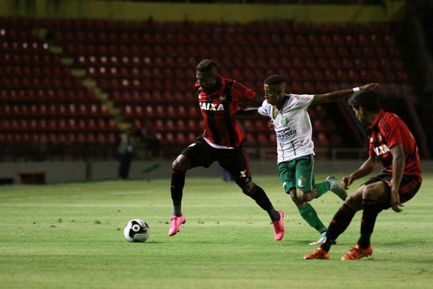 Reinaldo Lenis finalmente fez sua estreia com a camisa do Leo