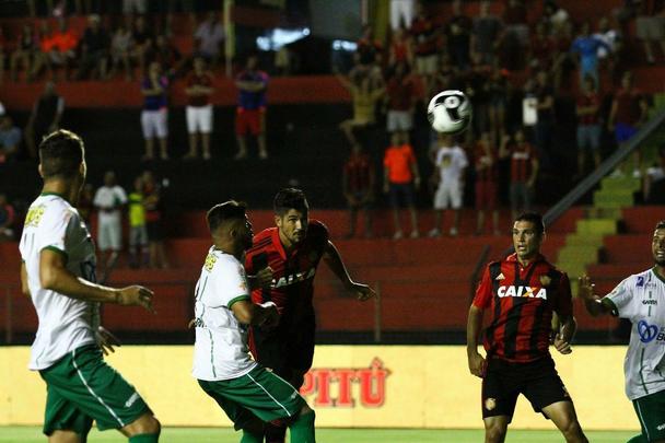 Tlio de Melo teve a melhor oportunidade do primeiro tempo atravs de uma cabeada