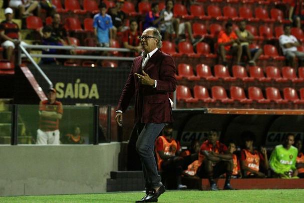 Falco parecia no gostar muito do que viu no primeiro tempo da partida