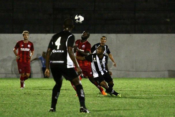 Brgson e Thiago Santana marcaram para o time alvirrubro no Luiz Jos de Lacerda, em Caruaru 