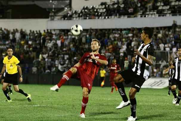 Brgson e Thiago Santana marcaram para o time alvirrubro no Luiz Jos de Lacerda, em Caruaru 