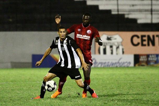 Brgson e Thiago Santana marcaram para o time alvirrubro no Luiz Jos de Lacerda, em Caruaru 