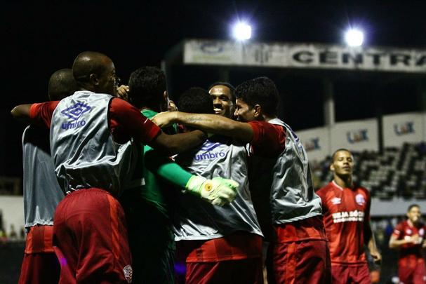 Brgson e Thiago Santana marcaram para o time alvirrubro no Luiz Jos de Lacerda, em Caruaru 
