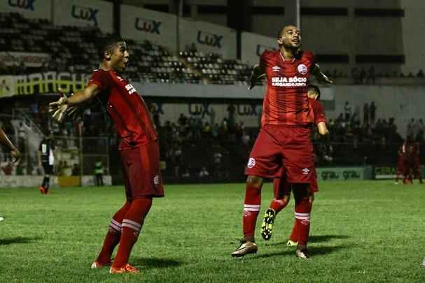 Brgson e Thiago Santana marcaram para o time alvirrubro no Luiz Jos de Lacerda, em Caruaru 