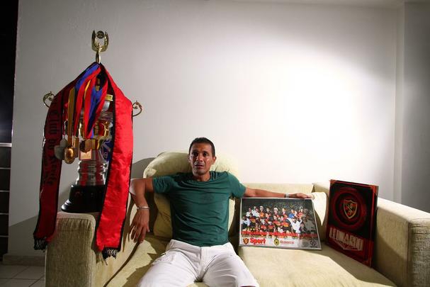 Às vésperas da decisão da Copa do Nordeste de 2014, Leonardo recebeu a equipe do Superesportes em sua casa. Ele estava em campo nas duas conquistas anteriores, em 1994 e 2000. O ex-atacante lembrou das conquistas e apostou no tri rubro-negro, confirmado no empate de 1 a 1 no Castelão - na Ilha, o Leão venceu por 2 a 0.