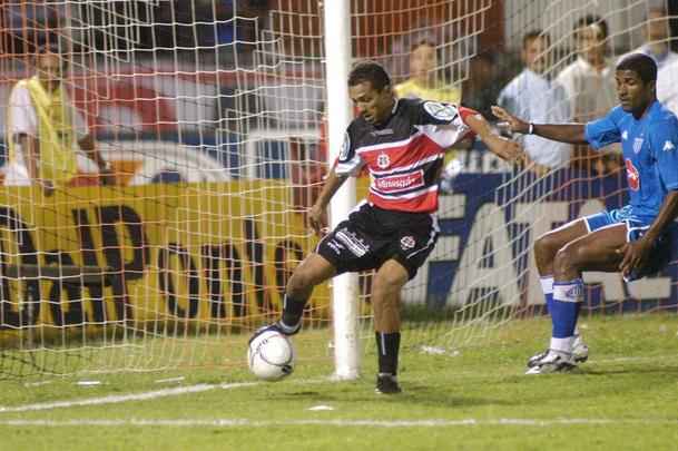 Em 2005, Leonardo foi contratado pelo Santa Cruz para disputar a Série B. Teve uma passagem discreta, sendo dispensado no fim do ano, após o time coral conquistar o acesso à Série A. Na foto, jogo contra o Avaí, em outubro.