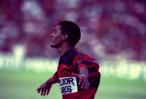 At hoje, Leonardo  o atleta com mais ttulos com a camisa do Leo. So nove: sete pernambucanos (1992, 1994, 1996, 1997, 1998, 1999 e 2000) e duas Copas do Nordeste (1994 e 2000). Ele foi artilheiro de duas edies do Campeonato Pernambucano. Em 1997, marcou 14 gols. Em 1999, foram 24.