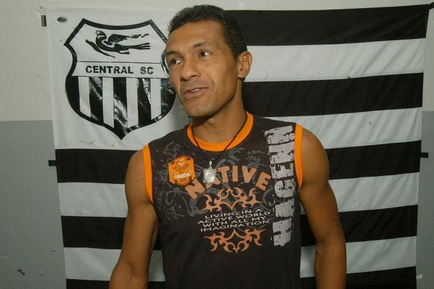 Em 2008, o atacante foi contratado pelo Central. Jogou o Estadual, a Copa do Brasil - estava em campo no duelo com o Palmeiras - e a Série C, competição na qual reencontrou o Santa Cruz como adversário.