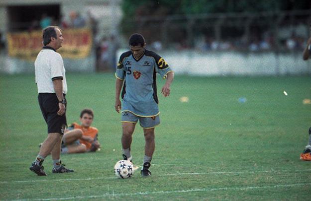 No Sport, o atacante Leonardo protagonizou uma trajetria vitoriosa, marcada por gols e ttulos. Chegou em 1992. Saiu em 1995, para o Vasco. Passou ainda por Corinthians e Palmeiras. Voltou  Ilha em 1997, ficando at 2001. 