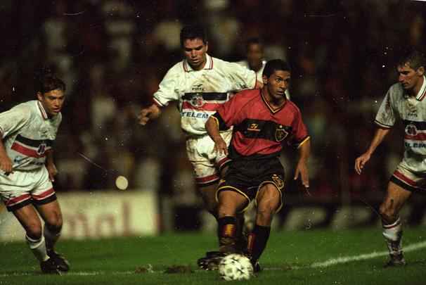 Em 21 de junho de 2000, o Sport venceu o Santa Cruz por 3 a 2, na Ilha do Retiro, e conquistou o pentacampeonato estadual. Foi o último título de Leonardo com a camisa rubro-negra.