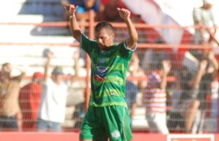 Em 2010, Leonardo defendeu o Sete de Setembro no Estadual. Na foto, comemora um dos seus ltimos gols do atacante na competio, contra o Nutico, nos Aflitos. O Nutico venceu o jogo por 3 a 1.
