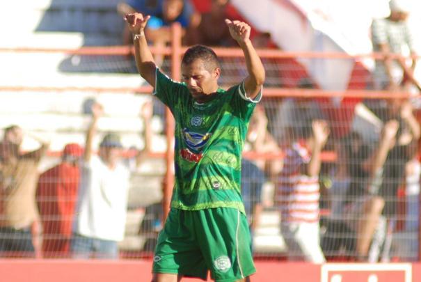 Em 2010, Leonardo defendeu o Sete de Setembro no Estadual. Na foto, comemora um dos seus últimos gols do atacante na competição, contra o Náutico, nos Aflitos. O Náutico venceu o jogo por 3 a 1.