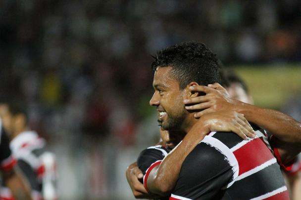 Tricolores saem na frente no primeiro tempo no Arruda com gols de Wallyson e Bruno Moraes