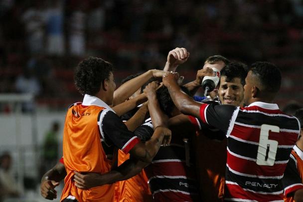 Tricolores saem na frente no primeiro tempo no Arruda com gols de Wallyson e Bruno Moraes