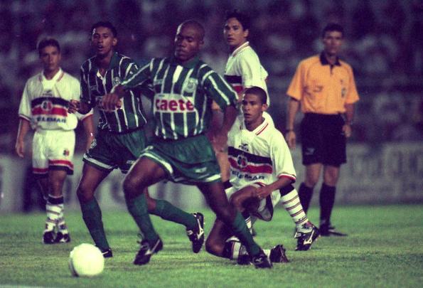2000 - Aps um ano fora, o Santa Cruz voltou de maneira discreta  Copa do Nordeste. No grupo B, terminou na terceira posio, com sete pontos, e foi eliminada do torneio. A chave acabou liderada pelo Miguelense, com 11 pontos, e teve o tambm classificado Treze-PB, com nove. A ltima posio ficou com o Juazeiro.
