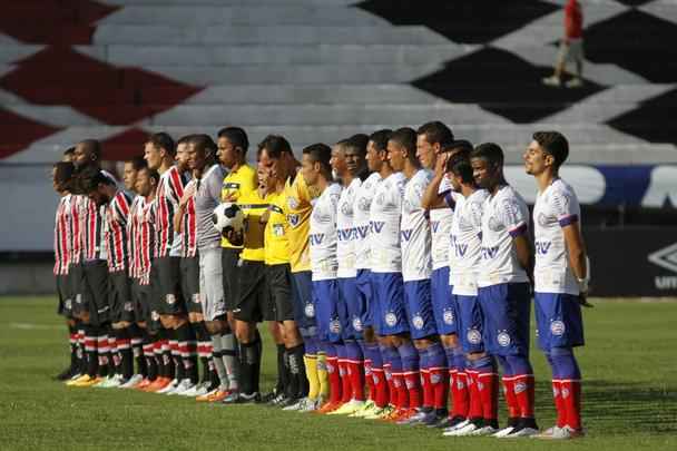 Santa Cruz peca nas finalizações e perde para o Bahia na estreia da Copa do Nordeste