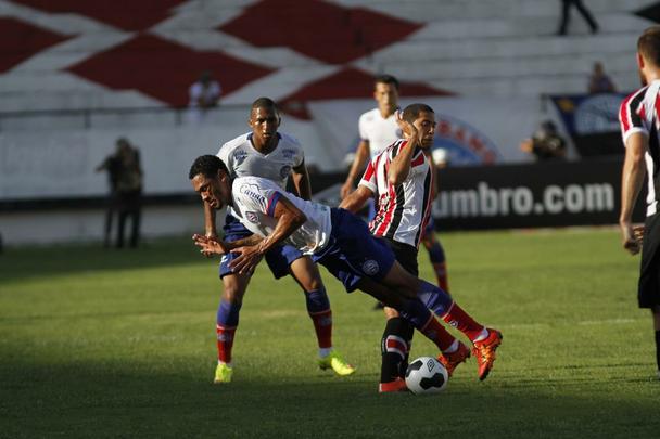 Santa Cruz peca nas finalizações e perde para o Bahia na estreia da Copa do Nordeste