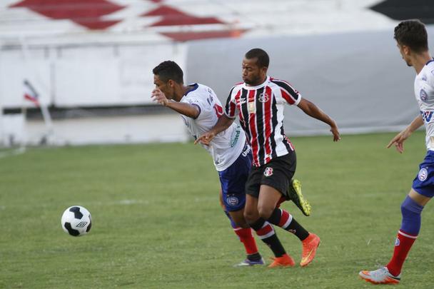 Santa Cruz peca nas finalizações e perde para o Bahia na estreia da Copa do Nordeste