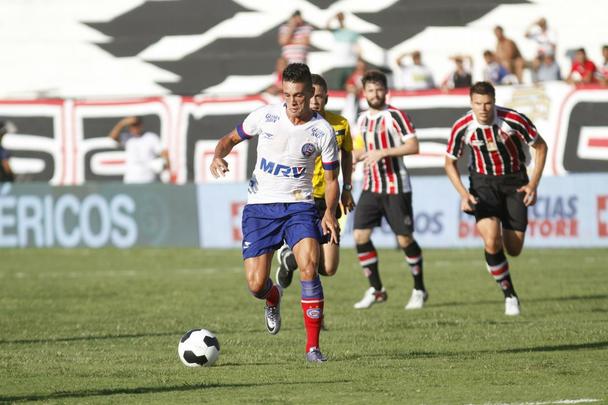 Santa Cruz peca nas finalizações e perde para o Bahia na estreia da Copa do Nordeste