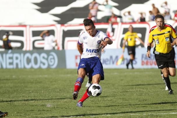 Santa Cruz peca nas finalizações e perde para o Bahia na estreia da Copa do Nordeste