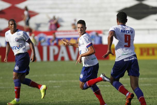 Santa Cruz peca nas finalizações e perde para o Bahia na estreia da Copa do Nordeste