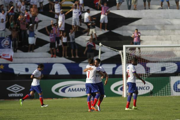Santa Cruz peca nas finalizações e perde para o Bahia na estreia da Copa do Nordeste