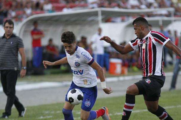 Santa Cruz peca nas finalizações e perde para o Bahia na estreia da Copa do Nordeste