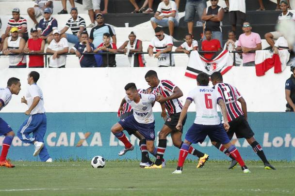 Santa Cruz peca nas finalizações e perde para o Bahia na estreia da Copa do Nordeste