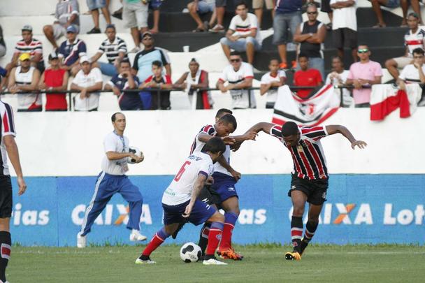 Santa Cruz peca nas finalizações e perde para o Bahia na estreia da Copa do Nordeste