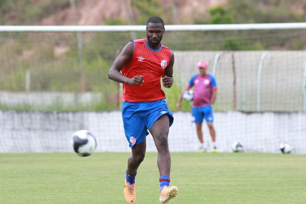 Tera-feira agitada no CT Wilson Campos. Esquerdinha  oficialmente apresentado e elenco timbu treina visando o Amrica pela quarta rodada do Pernambucano