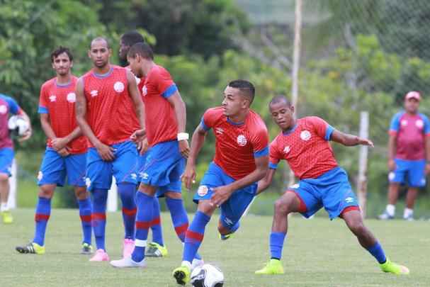Tera-feira agitada no CT Wilson Campos. Esquerdinha  oficialmente apresentado e elenco timbu treina visando o Amrica pela quarta rodada do Pernambucano