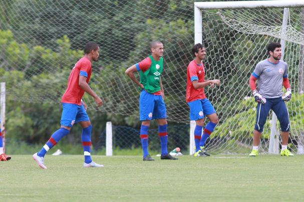 Tera-feira agitada no CT Wilson Campos. Esquerdinha  oficialmente apresentado e elenco timbu treina visando o Amrica pela quarta rodada do Pernambucano