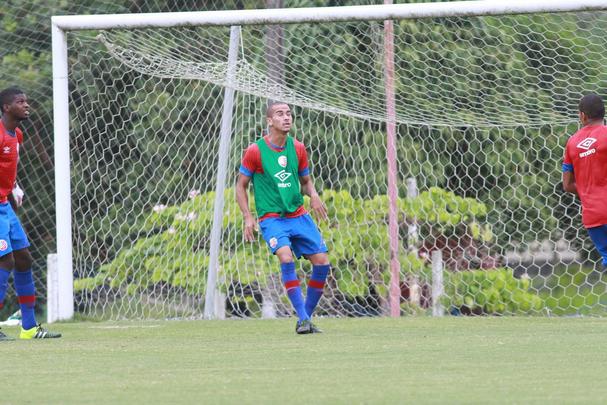 Tera-feira agitada no CT Wilson Campos. Esquerdinha  oficialmente apresentado e elenco timbu treina visando o Amrica pela quarta rodada do Pernambucano