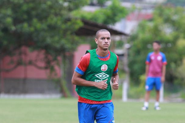 Tera-feira agitada no CT Wilson Campos. Esquerdinha  oficialmente apresentado e elenco timbu treina visando o Amrica pela quarta rodada do Pernambucano
